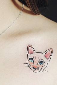 tato kucing Siam yang bangga di bawah tulang selangka