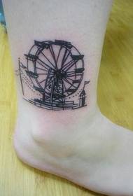 tetovaža ženskog stopala na vodenom kotaču
