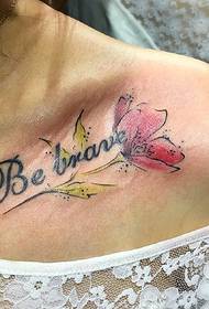 kvetina s anglickým písmenom tetovania kľúčnej kosti