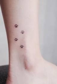 Ultra-eenvoudige stel tatoeëermerke met onopvallende enkels