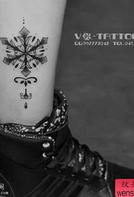 ຮູບແບບ tattoo snowflake ຂໍ້ຕີນແມ່ຍິງ
