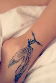 hermoso patrón de tatuaje de pluma de tobillo