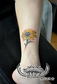 pequena tatuagem muito bonita e fresca nas pernas