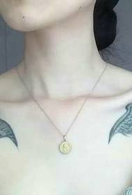 clavicle bandia galánta ar an dá thaobh den sciathán pearsantacht tattoo tattoo