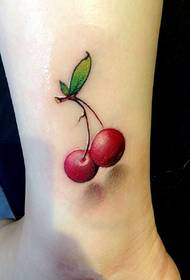 foto di tatuaggio piccola ciliegia piede