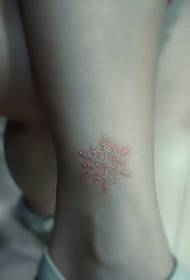 ładny tatuaż krwi gołębia śnieżynka
