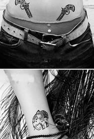 kreativna tetovaža gležnja na crno-bijelom slonu