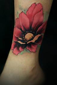 नंगे पैर पर एक उज्ज्वल फूल टैटू चित्र