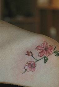 motif de tatouage de fleurs fraîches et belles de la clavicule