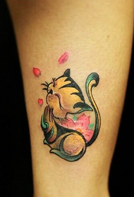 Tjejer ben söt och vacker katt tatuering fungerar