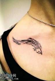 ຮູບແບບ tattoo ແບບ feather clavicle