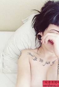 nainen clavicle kirje tatuointi malli