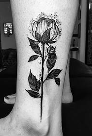 Kulkšnių gėlių tatuiruotės modelis