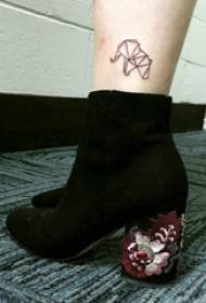 အနက်ရောင်ဆင် tattoo ရုပ်ပုံပေါ်တွင်တိရိစ္ဆာန်တက်တူးထိုးမိန်းကလေးခြေကျင်း