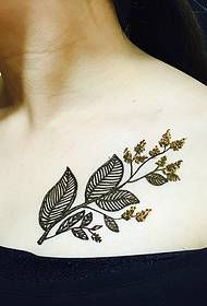 გოგონა ქვეშ collarbone ლამაზი ფოთოლი tattoo ნიმუში