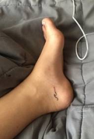 cheville de fille de tatouage tibia de pied sur l'image de tatouage de ligne noire 89351 - tatouage de crocodile de dessin animé