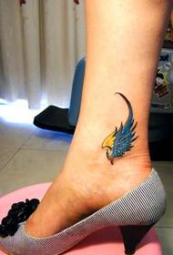 Tatuaje personal de alas de tobillo de moda