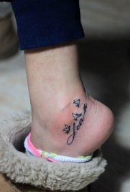 Pomba do tornozelo e padrão de tatuagem de letra em inglês