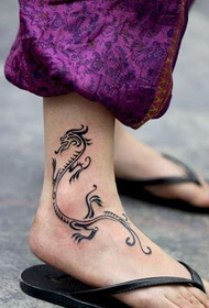 Peugeot totēma pūķa tetovējums pie meitenes potītes