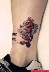 女性脚踝彩色海马纹身图案