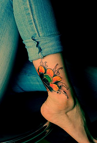 kecantikan pergelangan kaki hanya tampak indah tato teratai berwarna