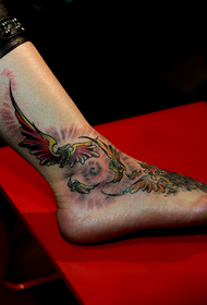 лодыжка с крыльями и татуировками