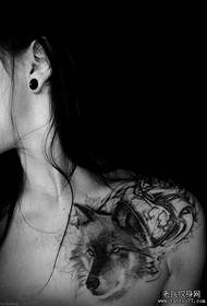 un hermoso patrón de tatuaje de cabeza de lobo de clavícula femenina