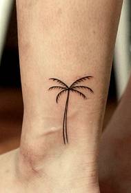 mažas kokoso medžio tatuiruotės modelis plikomis kojomis