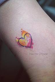 Kaki leutik seger sareng cinta cinta tintisan pola tato