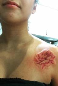 rose tattoo intombazana encinci phantsi komfanekiso we-clavicle rose tattoo