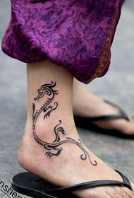 simple personality totem dragon tattoo pattern at the girl's ankle