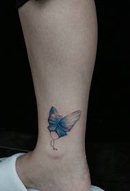 足の側面にある裸色の蝶のタトゥーパターン