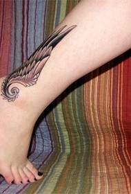 disegno del tatuaggio ali sulla caviglia