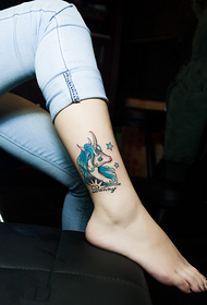 linda tatuaxe de unicornio no nocello feminino
