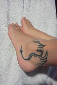 脚踝处长着翅膀的龙纹身