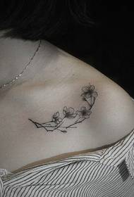 girls under the clavicle of the beautiful flower tattoo pattern