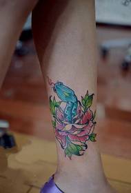 çiçek ve yılan derisi kişiselleştirilmiş dövme deseni