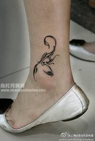 glīta potīte pie totem skorpiona tetovējuma modeļa