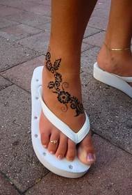 pés de menina linda pequena tatuagem fresca