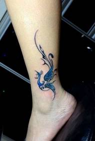 kaikamahine hôpiu nānā iā totem phoenix tattoo