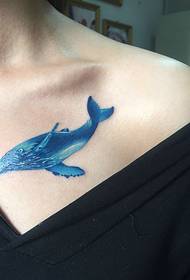 გოგონა ქვეშ clavicle პატარა Dolphin tattoo ნიმუში