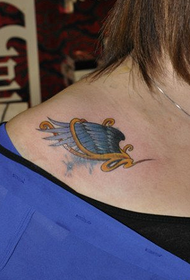 guaillí an chailín phatrún beag tattoo sciathán