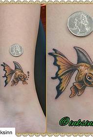 До глезена малка свежа боядисана татуировка на златна рибка