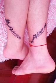 Tatuaggio alla moda coppia inglese alla caviglia