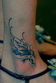 Tatuaj cu fluturi frumoși pe gleznă