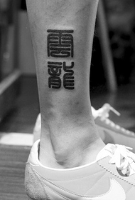 груба дива традиционна татуировка на татуировки