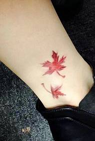 γυμνά πόδια χρωματιστά φύλλα τατουάζ μοτίβο και εξαίσια
