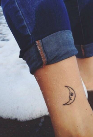A tatuaxe de lúa bonita do pé