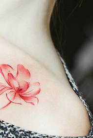 dievča kľúčovej kosti jasný krásny lotus tetovanie vzor