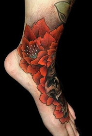 spalvotas kaukolės ir gėlių tatuiruotės raštas ant vyriškų kojų